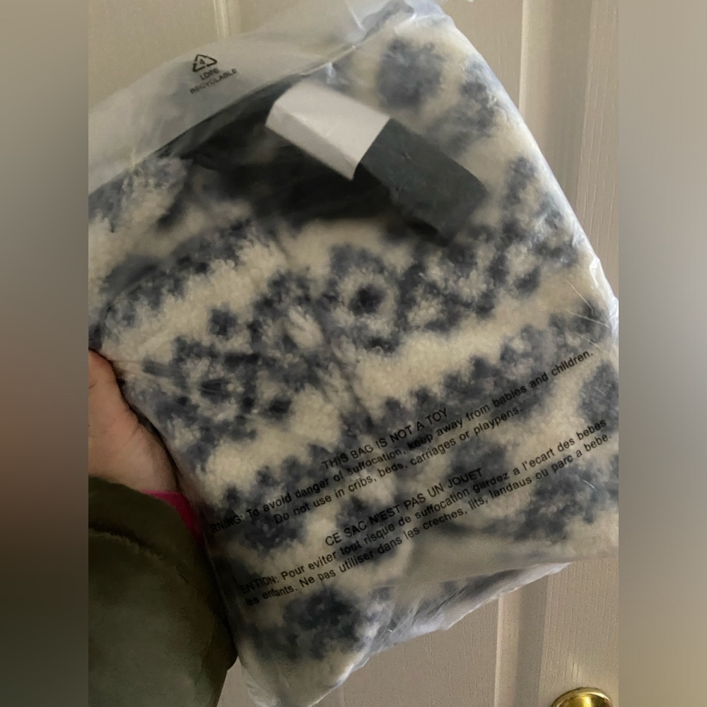 Victoria’s Secret Cozy Plush Weekender Bag - Picture 5 of 5